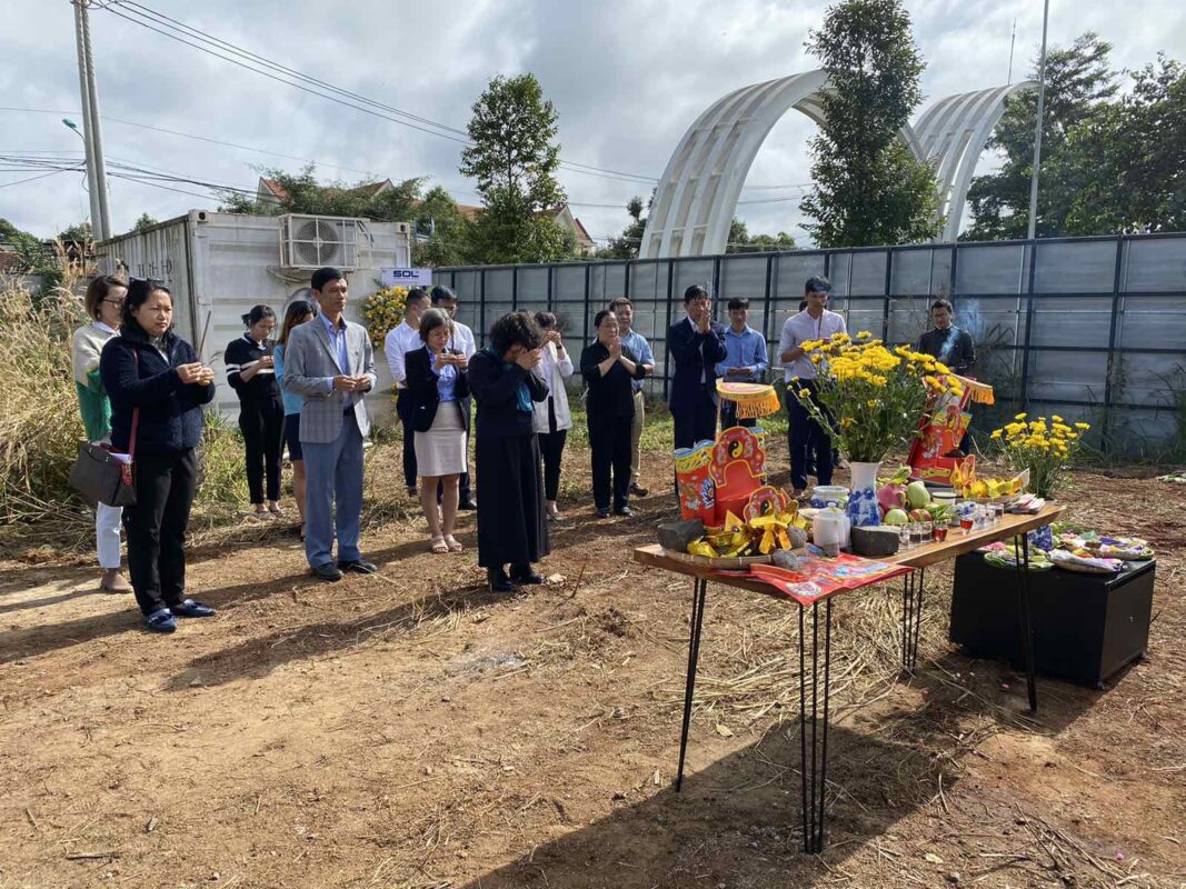 nha-mau-thanh-pho-ca-phe-khoi-cong-1